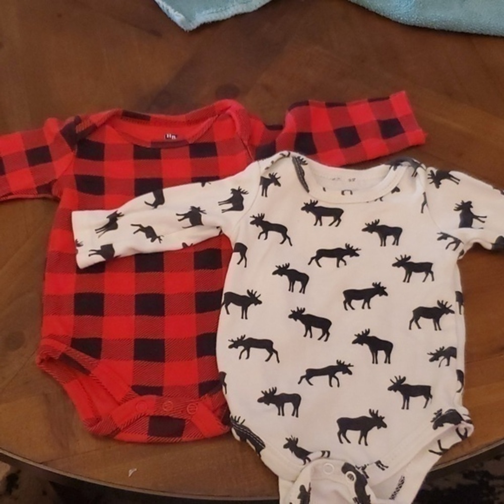 🐻    2 HB long sleeved onesie size 0-3 months